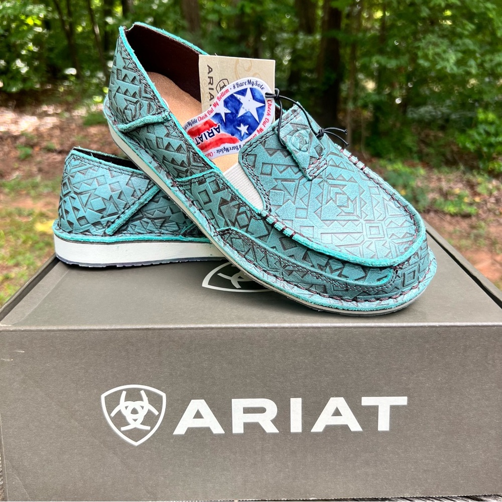 Ariat Cruisers NWT Size 8.5 Turquoise Embossed Leather women’s shoes